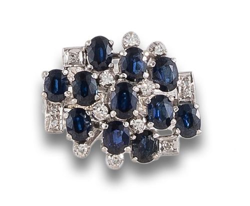 SORTIJA EN ORO BLANOC DE 9 KT. CON ZAFIROS Y DIAMANTES