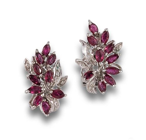 PENDIENTES, AÑOS 60, DE DIAMANTES Y RUBÍES SINTÉTICOS, EN O