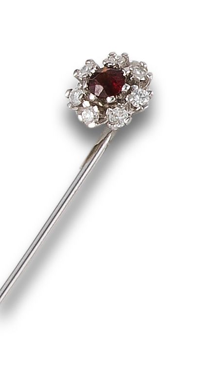 ALFILER ROSETA DE DIAMANTES Y GRANATE EN ORO BLANCO