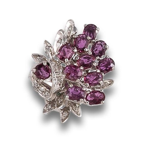 SORTIJA, AÑOS 60, DE DIAMANTES Y RUBÍES, EN ORO BLANCO