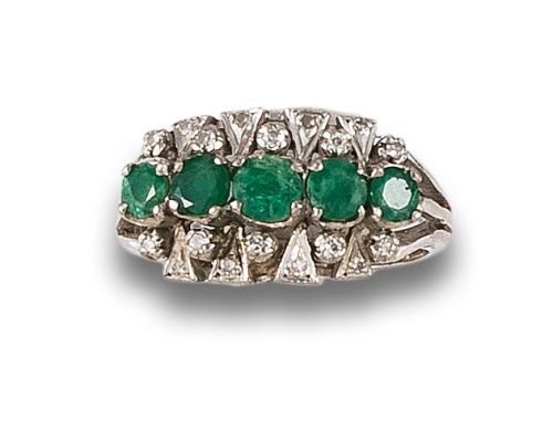 SORTIJA ANTIGUA DE DIAMANTES Y ESMERALDAS, EN ORO BLANCO