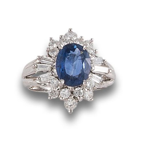 SORTIJA ROSETÓN DE ZAFIRO Y DIAMANTES, EN ORO BLANCO