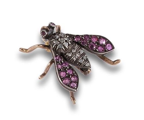 BROCHE MOSCA DE DIAMANTES Y RUBÍES, EN ORO Y PLATA