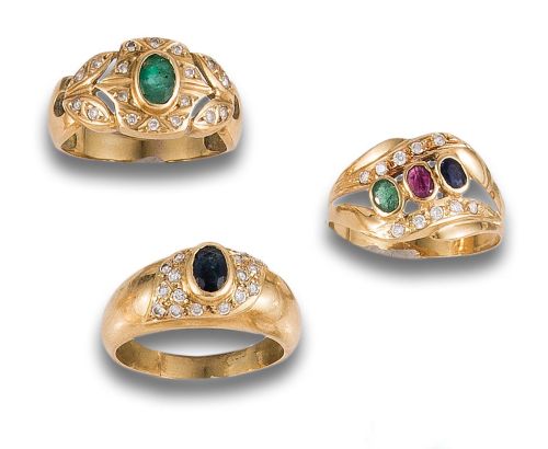 LOTE DE TRES SORTIJAS EN ORO CON CIRCONITAS, ZAFIROS, RUBÍE