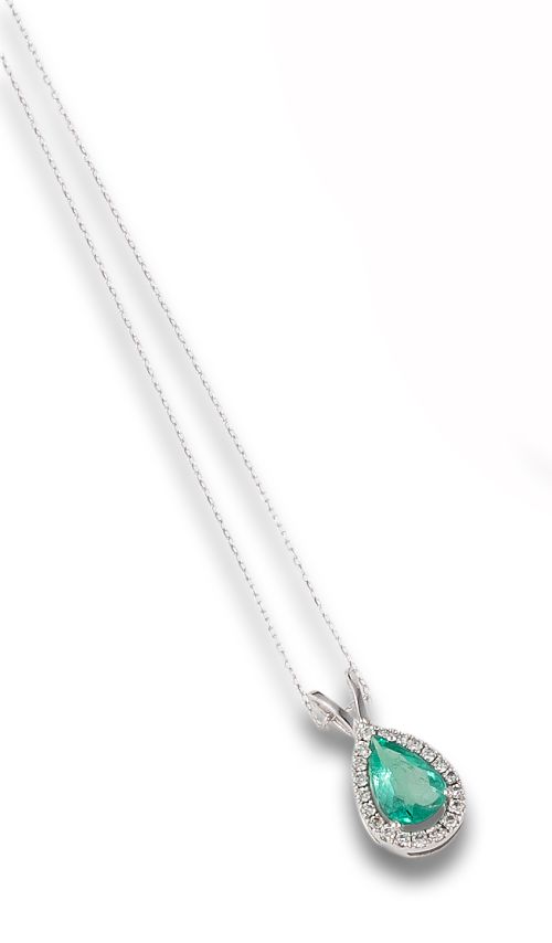 COLGANTE DE ESMERALDA Y DIAMANTES, EN ORO BLANCO CON CADENI