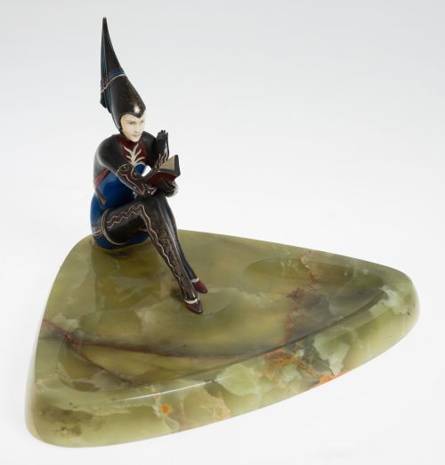 Escribanía de onix con figura Art  Déco de metal policromad