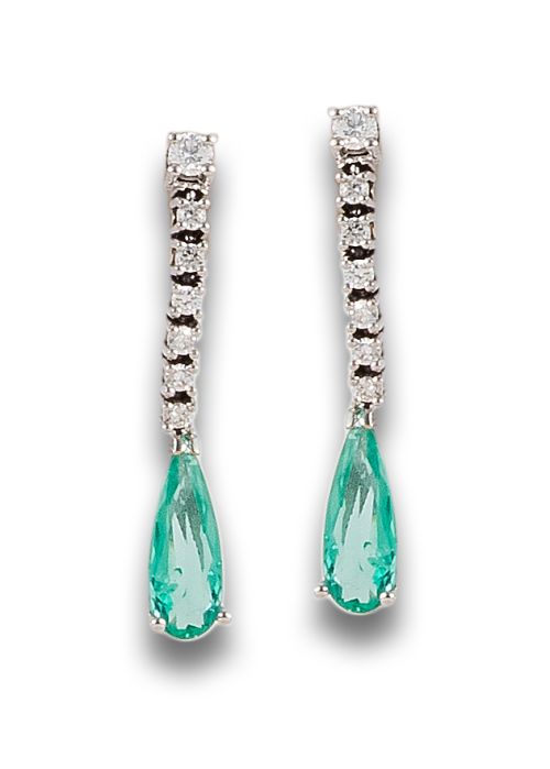 LONG DIAMOND AND EMERALDS EARRINGS IN WHITE GOLD