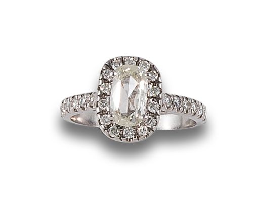 SORTIJA ROSETÓN DE DIAMANTES, EN ORO BLANCO