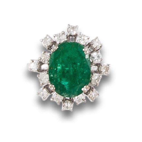 SORTIJA DE DIAMANTES Y ESMERALDA, EN ORO BLANCO