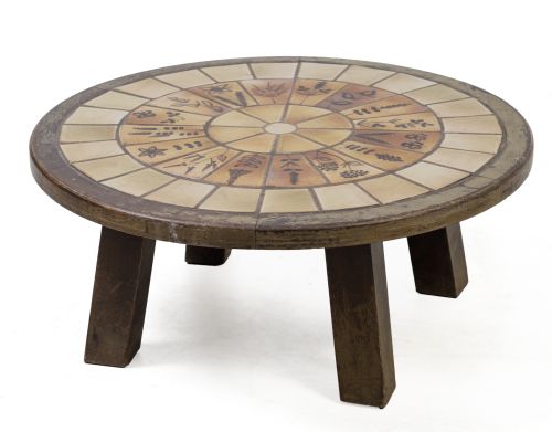 Mesa de café circular siguiendo el modelo de Roger Capron,