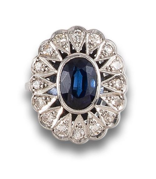 SORTIJA ROSETA, ESTILO ANTIGUO, DE DIAMANTES Y ZAFIRO CENTR