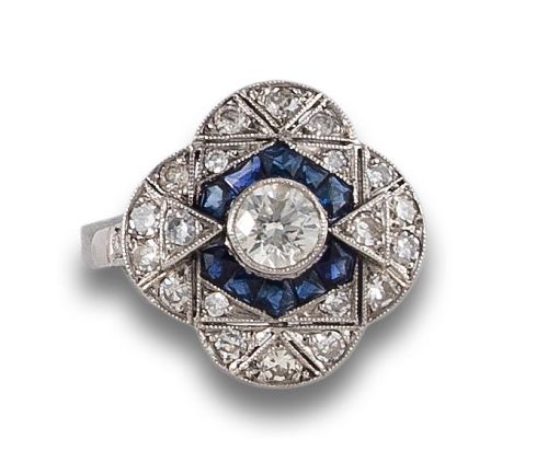 SORTIJA LOBULADA, ESTILO ANTIGUO, DE DIAMANTES Y ZAFIROS, E