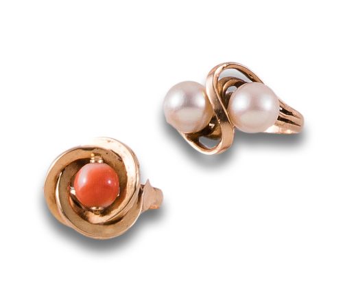 LOTE DE DOS SORTIJAS EN ORO CON PERLAS Y CORAL