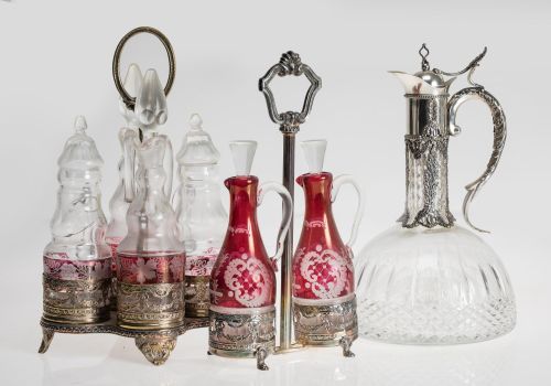 Lote de dos recados de metal plateado con vinagreras de cri