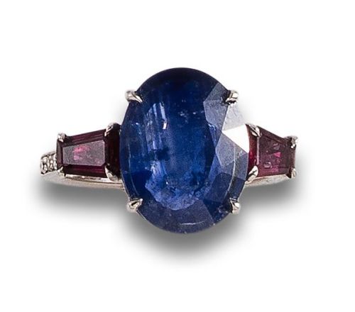 SORTIJA DE ZAFIRO, RUBÍES Y DIAMANTES, EN ORO BLANCO