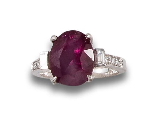 SORTIJA DE RUBÍ BURMA Y DIAMANTES, EN ORO BLANCO