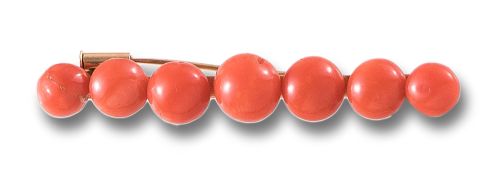 ANTIQUE CORAL BROOCH, IN YELLOW GOLD