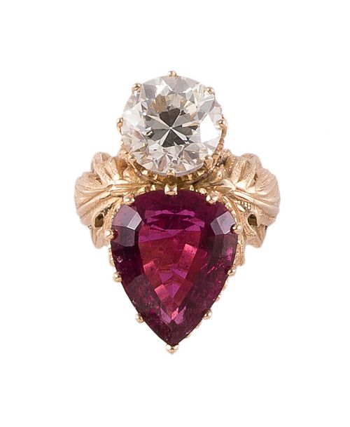 SORTIJA ATRIBUIDA A MUNOA EN ORO CON DIAMANTE Y RUBELITA