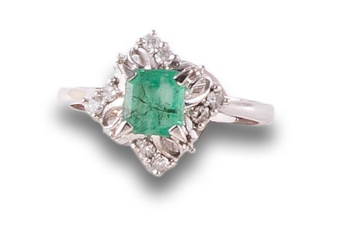 SORTIJA DE ESMERALDA Y DIAMANTES, EN ORO BLANCO