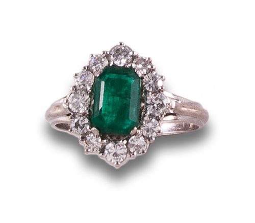 EMERALD AND DIAMOND ROSETTE RING, IN WHITE GOLD