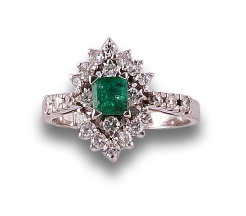 SORTIJA DE ESMERALDA Y DIAMANTES, EN ORO BLANCO