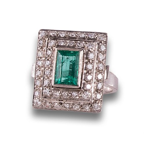 EMERALD AND DIAMOND RING, IN WHITE GOLD