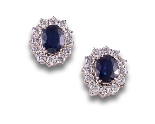 PENDIENTES ROSETONES DE DIAMANTES Y ZAFIROS, EN ORO BLANCO 