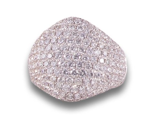 SORTIJA BOMBÉ DE DIAMANTES, EN ORO BLANCO