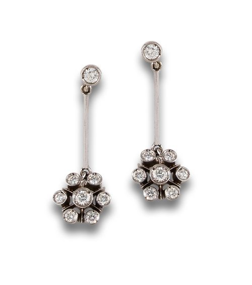 PENDIENTES LARGOS FLORES DE DIAMANTES, EN PLATINO