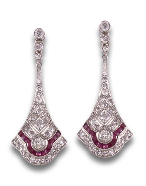 PENDIENTES LARGOS, ESTILO ART DÉCO, DE DIAMANTES Y RUBÍES,
