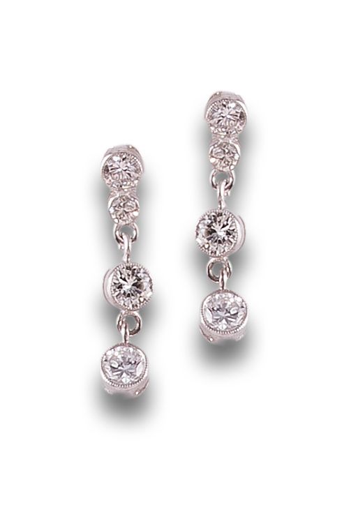 PENDIENTES DE DIAMANTES EN CHATÓN, EN PLATINO