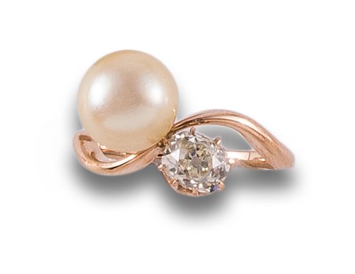BYPASS DIAMOND AND PEARL RING IN YELLOW GOLD
