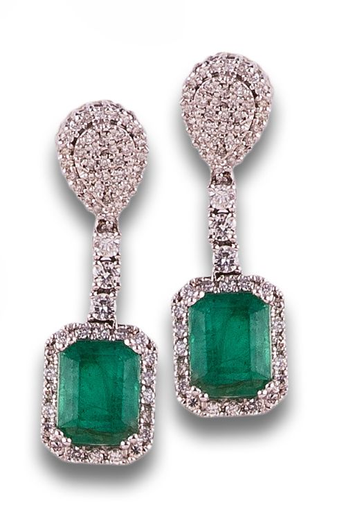 PENDIENTES LARGOS DE ESMERALDAS Y DIAMANTES, EN ORO BLANCO