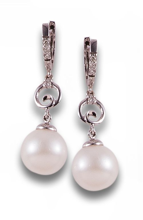 PENDIENTES LARGOS DE DIAMANTES Y PERLAS, EN ORO BLANCO