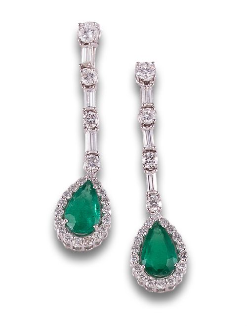 PENDIENTES LARGOS DE DIAMANTES Y ESMERALDAS, EN ORO BLANCO
