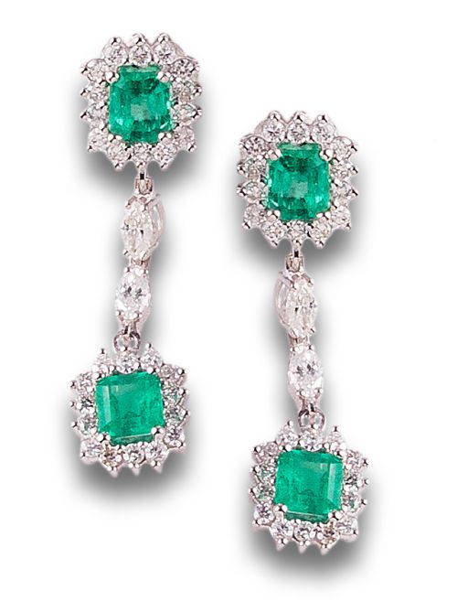 PENDIENTES LARGOS DE DIAMANTES Y ESMERALDAS, EN ORO BLANCO
