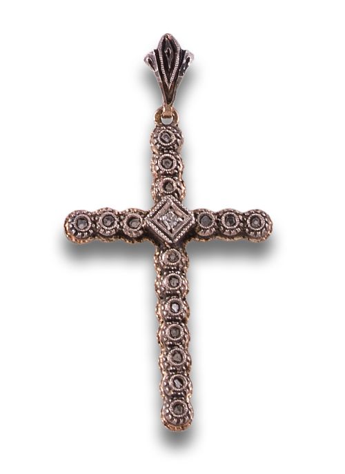 COLGANTE EN FORMA DE CRUZ DE DIAMANTES, EN ORO Y PLATA
