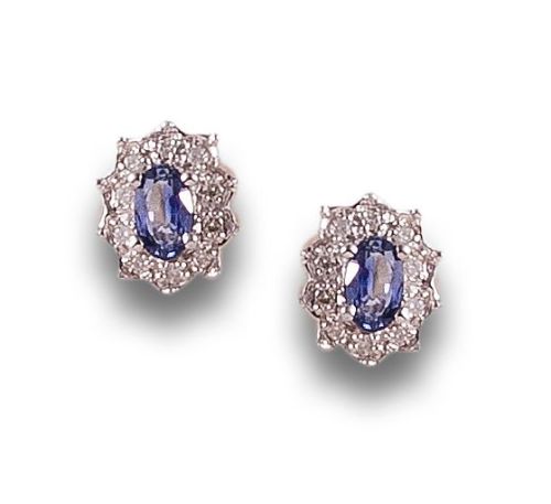 PENDIENTES ROSETONES DE ZAFIROS Y DIAMANTES, EN ORO BLANCO