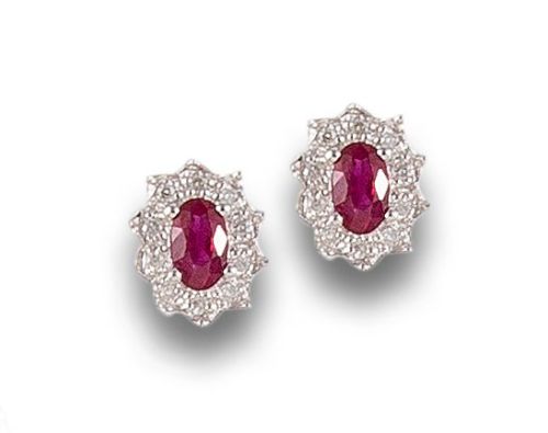 PENDIENTES ROSETONES DE RUBÍES Y DIAMANTES, EN ORO BLANCO