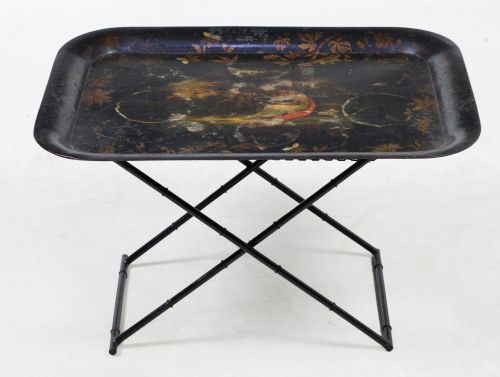 Mesa auxiliar de estilo victoriano a partir de una bandeja,