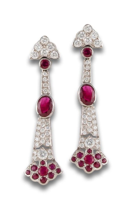 PENDIENTES LARGOS ANSORENA DE DIAMANTES Y RUBÍES, EN ORO BL