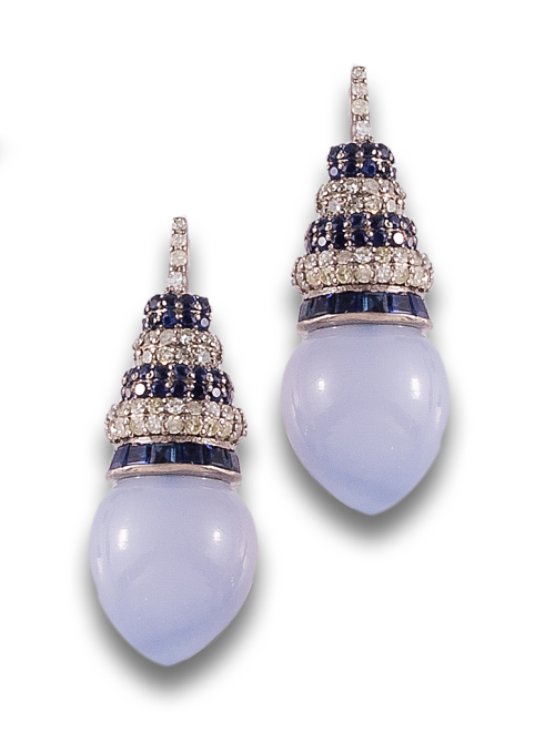 PENDIENTES LARGOS DE DIAMANTES, ZAFIROS Y CALCEDONIA, EN OR