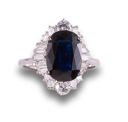 SORTIJA ROSETÓN DE DIAMANTES Y ZAFIRO, EN ORO BLANCO