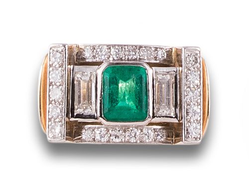 SORTIJA , ESTILO CHEVALIER, DE ESMERALDA Y DIAMANTES, EN OR