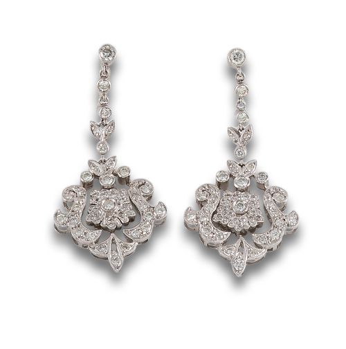 LARGOS PENDIENTES EN PLATINO CON DIAMANTES