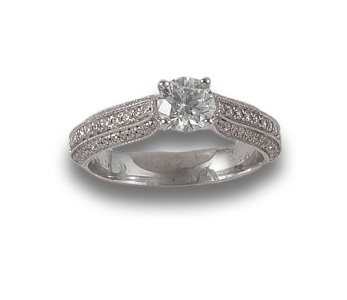 SORTIJA EN PLATINO CON DIAMANTES