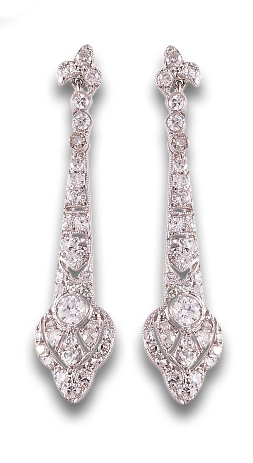 LARGOS PENDIENTES DE ESTILO ART DÉCO ENPLATINO Y DIAMANTES