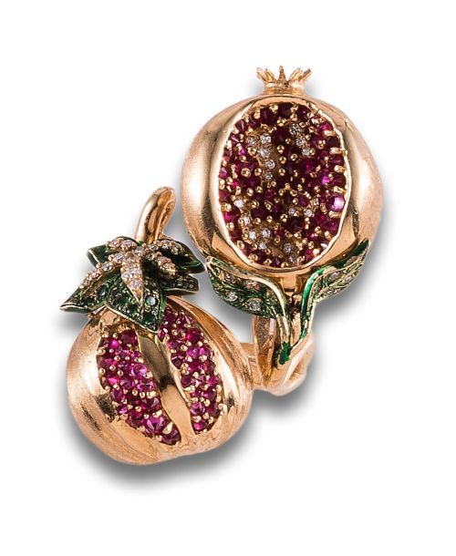 SORTIJA TÚ Y YO DE GRANADAS CON DIAMANTES Y RUBÍES, EN ORO
