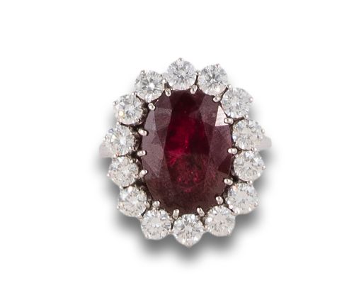 SORTIJA ROSETÓN DE RUBÍ Y DIAMANTES, EN ORO BLANCO