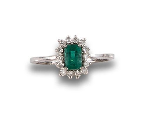EMERALD AND DIAMONDS ROSE RING, IN WHITE GOLD